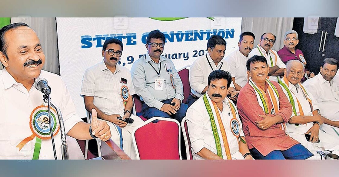കേരള പ്രൈവറ്റ് കോളജ് ടീച്ചേഴ്സ് അസോസിയേഷൻ സംസ്ഥാന സമ്മേളനം പ്രതിപക്ഷനേതാവ് വി.ഡി.സതീശൻ ഉദ്ഘാടനം ചെയ്യുന്നു. ഡിസിസി പ്രസിഡന്റ് നാട്ടകം സുരേഷ്, കെപിസിടിഎ സംസ്ഥാന പ്രസിഡന്റ് ആർ. അരുൺകുമാർ, കെ.സി.ജോസഫ്, തിരുവഞ്ചൂർ രാധാകൃഷ്ണൻ എംഎൽഎ, ജില്ലാ യുഡിഎഫ് കൺവീനർ ഫിൽസൺ മാത്യൂസ്, അജീസ് ബെൻ മാത്യു, സുനു ജോർജ് എന്നിവർ മുൻനിരയിൽ. ചിത്രം: മനോരമ  