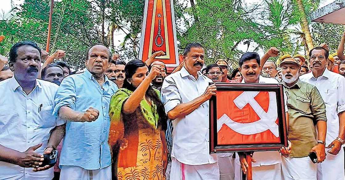 സിപിഎം സംസ്ഥാന സമ്മേളനത്തിന്റെ പതാക ജാഥ കയ്യൂരിൽ ജാഥാ ലീഡറും സംസ്ഥാന സെക്രട്ടേറിയറ്റ് അംഗവുമായ എം.സ്വരാജിന് പതാക കൈമാറി സംസ്ഥാന സെക്രട്ടറി എം.വി.ഗോവിന്ദൻ ഉദ്ഘാടനം ചെയ്യുന്നു. ജാഥാ മാനേജർ പനോളി വത്സൻ, പി.കരുണാകരൻ, അനുശ്രീ, സിപിഎം ജില്ലാ സെക്രട്ടറി എം.രാജഗോപാലൻ എംഎൽഎ, സംസ്ഥാന കമ്മിറ്റി അംഗം എം.വി.ബാലകൃഷ്ണൻ എന്നിവർ സമീപം.  
