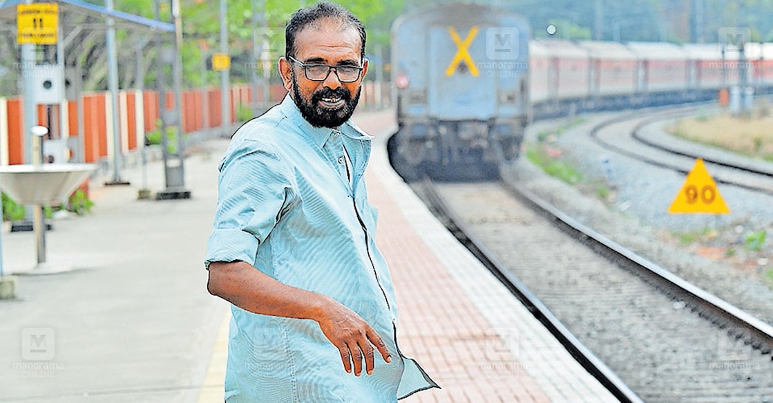 ആ‘ശ്വാസ’വഴി: വീട്ടമ്മയെയും 2 പെൺമക്കളെയും 15 വർഷം മുൻപു രക്ഷപ്പെടുത്തിയ കുമാരനല്ലൂർ ഗ്രാമപ്പഞ്ചായത്ത് മുൻ അംഗം ടി.ജി.പ്രസന്നൻ. ചിത്രം: മനോരമ