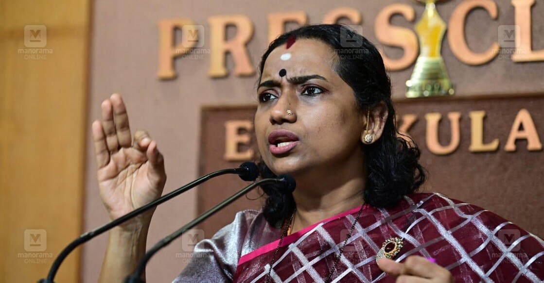 ഗായിക കൽപന രാഘവേന്ദർ എറണാകുളം പ്രസ് ക്ലബിൽ നടത്തിയ വാർത്താസമ്മേളനം