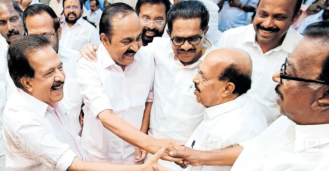 ഹാർദമായി... മഹാത്മാ ഗാന്ധിയും ശ്രീനാരായണ ഗുരുവും ശിവഗിരിയിൽ കൂടിക്കാഴ്ച നടത്തിയതിന്റെ നൂറാം വാർഷികാഘോഷത്തോടനുബന്ധിച്ച്  കെപിസിസി തിരുവനന്തപുരത്ത് സംഘടിപ്പിച്ച ചടങ്ങിൽ പങ്കെടുക്കാനെത്തിയ സിപിഎം നേതാവ് ജി.സുധാകരനെയും സിപിഐ നേതാവ് സി.ദിവാകരനെയും രമേശ് ചെന്നിത്തല, പ്രതിപക്ഷ നേതാവ് വി.ഡി.സതീശൻ, വി.എം.സുധീരൻ  എന്നിവർ ചേർന്ന് സ്വീകരിച്ചപ്പോൾ. ചിത്രം ആർ.എസ്. ഗോപൻ∙മനോരമ