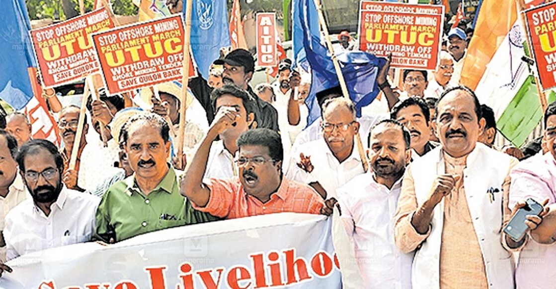 കടൽ ഖനനം നിർത്തണമെന്നാവശ്യപ്പെട്ടു ഡൽഹിയിൽ കേരള മത്സ്യത്തൊഴിലാളി ഏകോപന സമിതി നടത്തിയ പാർലമെന്റ് മാർച്ച്. ടി.ജെ. ആഞ്ചലോസ്, എൻ.കെ. പ്രേമചന്ദ്രൻ എംപി, ഏകോപന സമിതി ചെയർമാൻ ടി.എൻ. പ്രതാപൻ, പി.പി. ചിത്തരഞ്ജൻ എംഎൽഎ, ബെന്നി ബഹനാൻ എംപി തുടങ്ങിയവർ മുൻനിരയിൽ.ചിത്രം: മനോരമ  