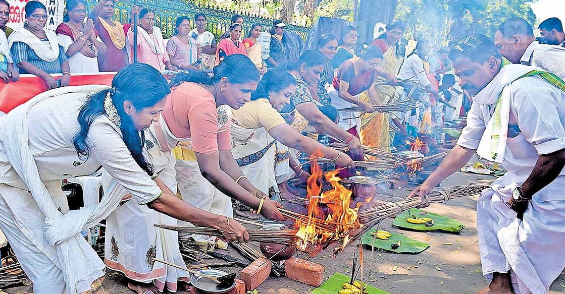 ‘ആശ’ങ്കയൊഴിയാൻ... സെക്രട്ടേറിയറ്റിനു മുന്നിൽ രാപകൽ സമരം നടത്തുന്ന ആശാ പ്രവർത്തകർ സമരവേദിക്കു സമീപം ആറ്റുകാൽ പൊങ്കാലയിടുന്നു. ചിത്രം: മനോജ് ചേമഞ്ചേരി / മനോരമ