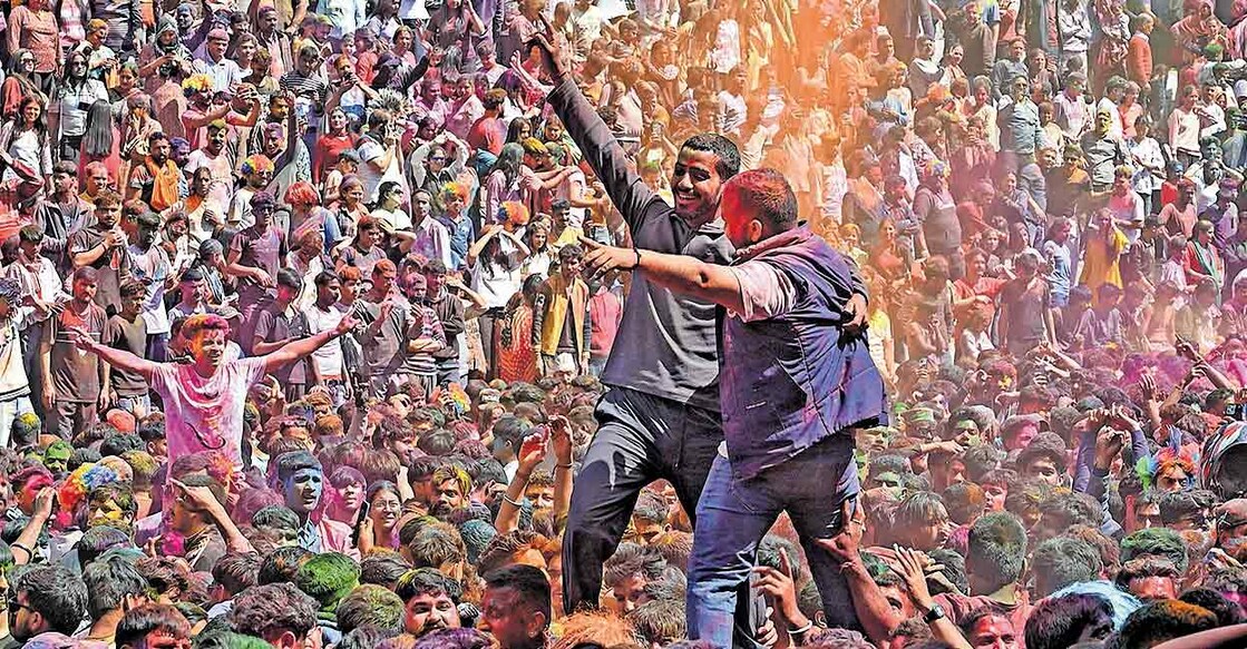 ഹിമാചൽ പ്രദേശിലെ മണ്ഡിയിൽ ഇന്നലെ നടന്ന ഹോളി ആഘോഷം.  