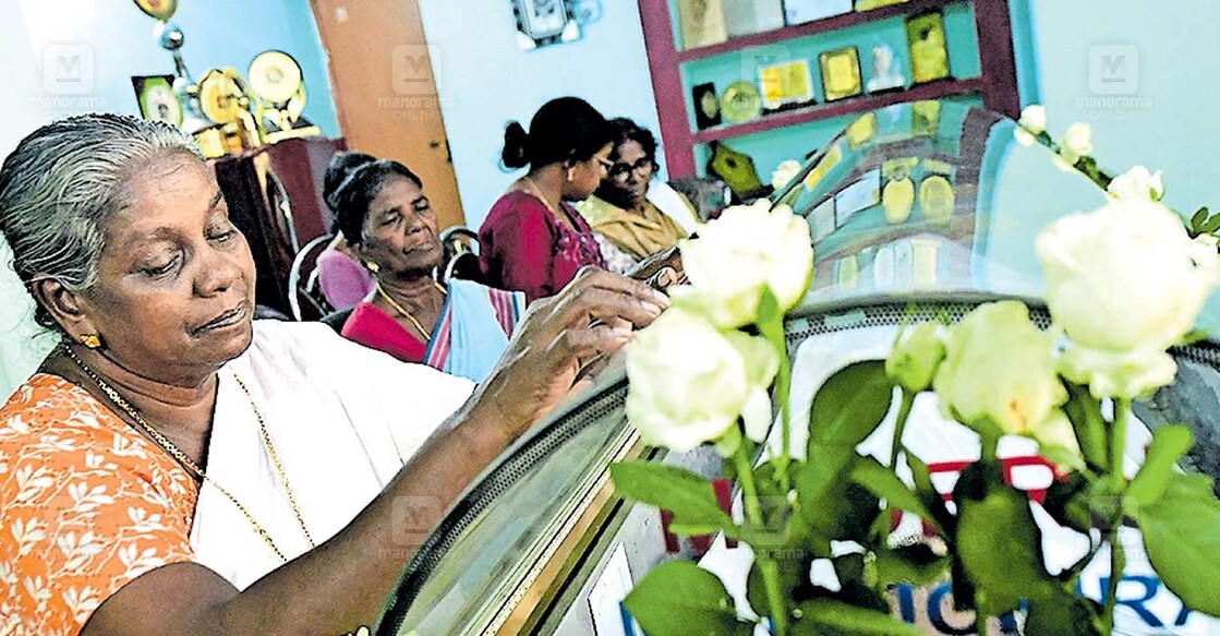 കെ.കെ.കൊച്ചിന്റെ ഭൗതികശരീരം കോട്ടയം കടുത്തുരുത്തിയിലെ വീട്ടിലെത്തിച്ചപ്പോൾ.  ഭാര്യ കെ.എ.ഉഷാദേവി സമീപം. ചിത്രം: മനോരമ  
