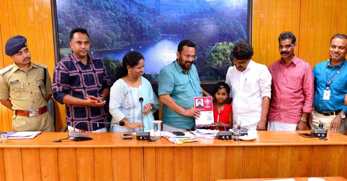 മുണ്ടക്കൈ - ചൂരൽമല  ഉരുൾപൊട്ടലിലെ ദുരന്ത ബാധിത ഗുണഭോക്താക്കൾക്കുള്ള സ്മാർട്ട് കാർഡ് റവന്യൂ മന്ത്രി കെ. രാജൻ വിതരണം ചെയ്യുന്നു. (Photo Arranged)
