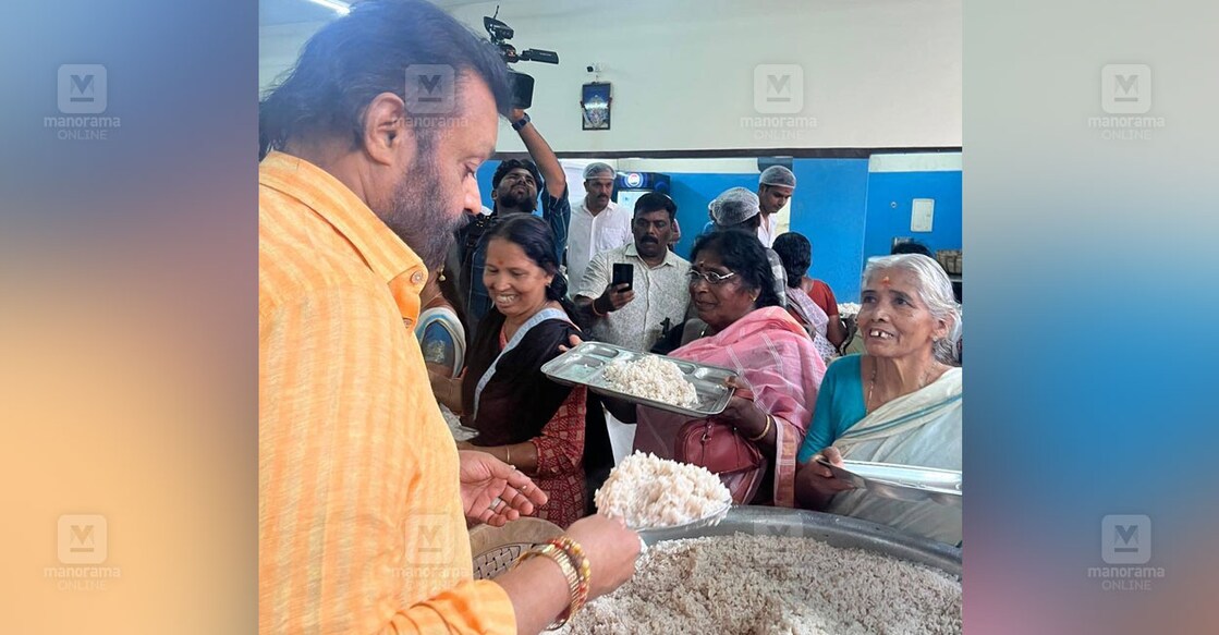 ആറ്റുകാൽ ക്ഷേത്രത്തിൽ കേന്ദ്രമന്ത്രി സുരേഷ് ഗോപി ഭക്ഷണം വിളമ്പി നൽകുന്നു. Photo: Facebook/ActorSureshGopi
