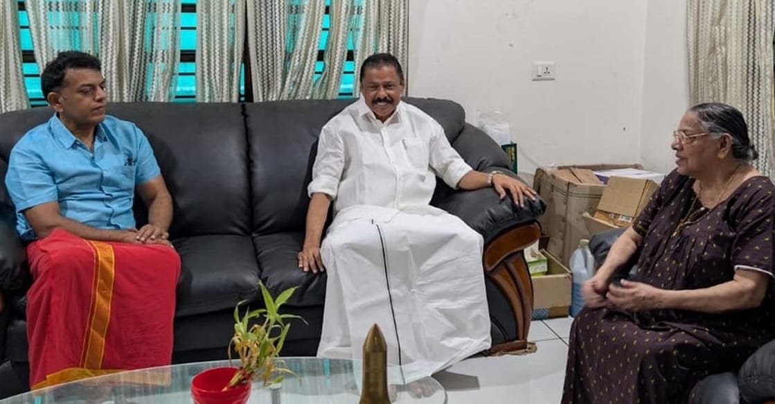 vs-achuthanandan-house-mv-govindan വി.എസ്.അച്യുതാനന്ദനെ കാണാനെത്തിയ എം.വി.ഗോവിന്ദൻ വിഎസിന്റെ ഭാര്യ വസുമതി, മകൻ വി.എ.അരുൺകുമാർ എന്നിവരുമായി സംസാരിക്കുന്നു. ചിത്രം: Facebook/mvgovindan