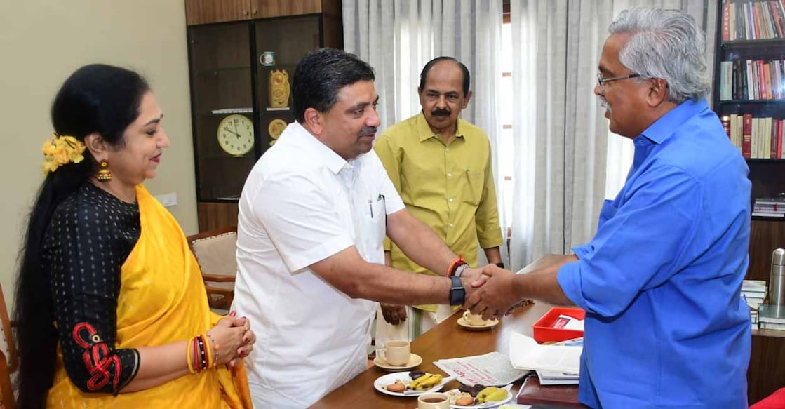 തമിഴ്‌നാട് ഐടി മന്ത്രി പളനിവേല്‍ ത്യാഗരാജന്‍, ഡോ. തമിഴച്ചി തങ്ക പാണ്ഡ്യന്‍ എന്നിവർ ബിനോയ് വിശ്വത്തെ സന്ദര്‍ശിച്ചപ്പോൾ. (Photo Arranged)