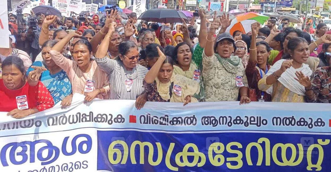 ആശാ വർക്കർമാരുടെ സെക്രട്ടേറിയറ്റ് ഉപരോധത്തിൽനിന്ന്. ചിത്രം: രാജീവ് നായർ/മനോരമ