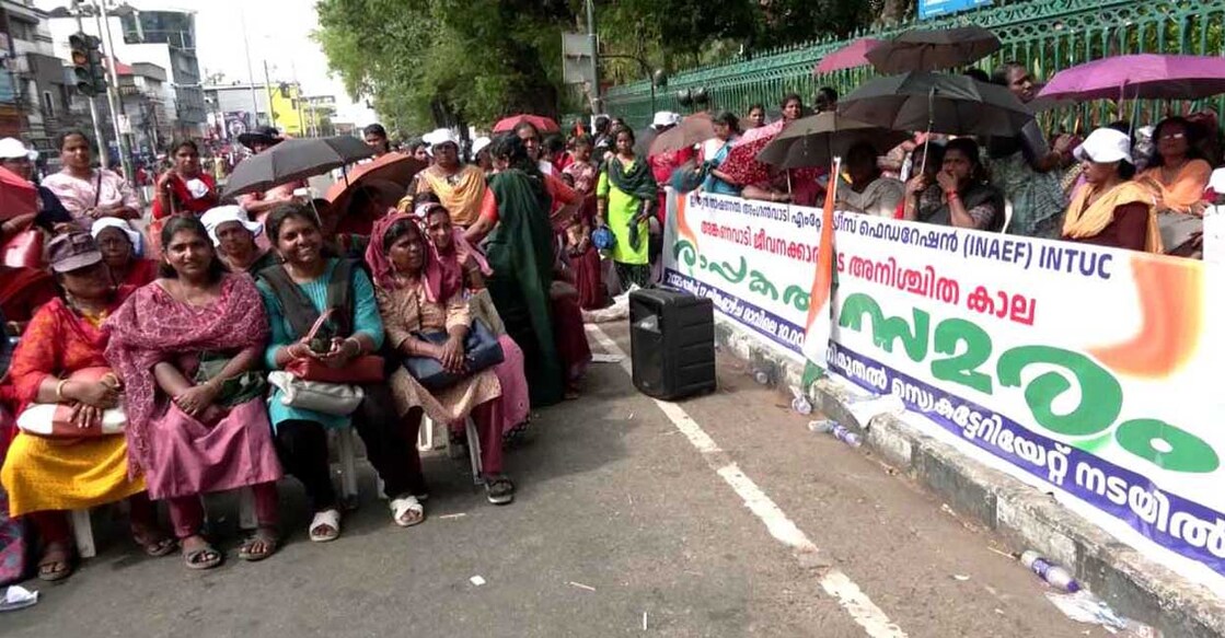 അങ്കണവാടി ജീവനക്കാര്‍ സെക്രട്ടേറിയറ്റിനു മുന്നിൽ നടത്തുന്ന അനിശ്ചിതകാല രാപകൽ സമരം (Photo: Manorama News)