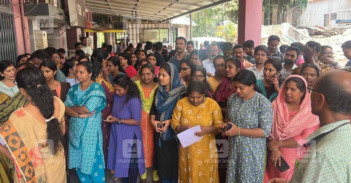 ജീവനക്കാരെ കലക്ടറേറ്റിനു പുറത്തേക്കു മാറ്റിയപ്പോൾ