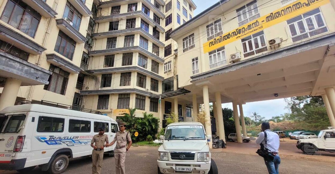 തിരുവനന്തപുരം കലക്ടറേറ്റിൽ പൊലീസ് പരിശോധിക്കുന്നു. (ചിത്രം: മനോരമ)