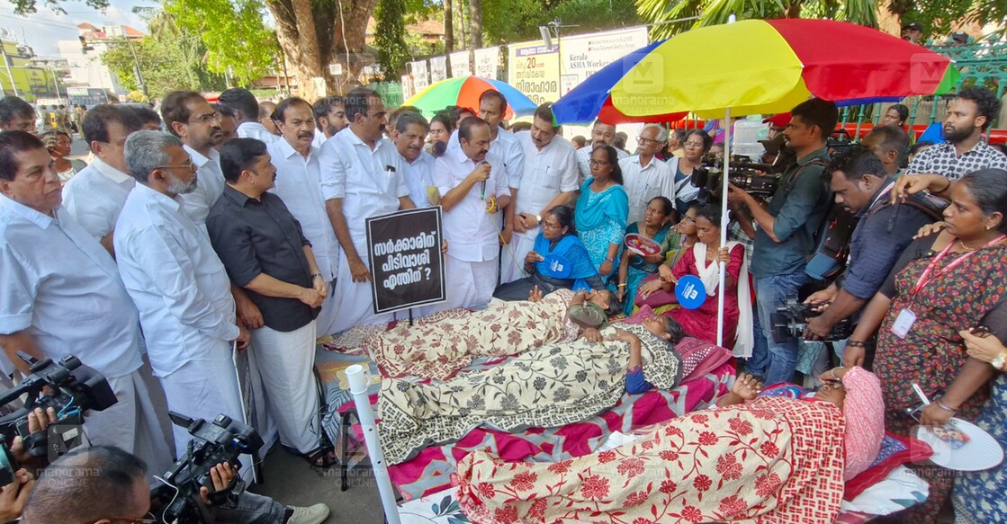 നിയമസഭ ബഹിഷ്കരിച്ച് ആശാ പ്രവർത്തകർക്ക് ഐക്യദാർഢ്യവുമായി പ്രതിപക്ഷ നേതാക്കൾ എത്തിയപ്പോൾ. ചിത്രം: മനോജ് ചേമഞ്ചേരി / മനോരമ