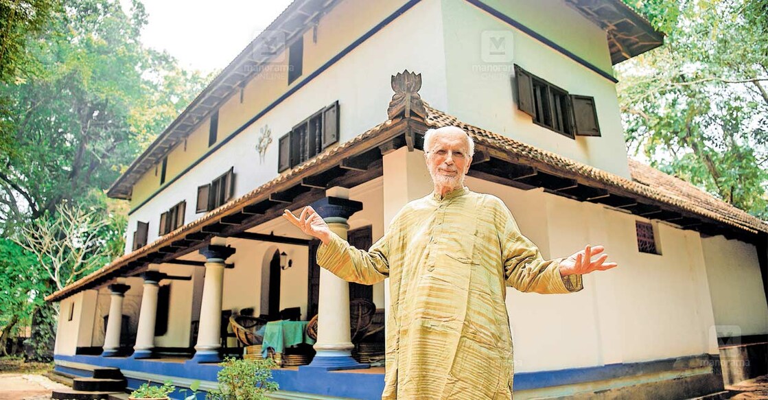 പ്രേം മനസ്വി ചേർപ്പ് ആലങ്ങോട്ട് മനയ്ക്കു മുൻപിൽ.  ചിത്രം: വിഷ്ണു വി.നായർ / മനോരമ.