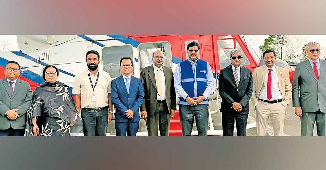സുപ്രീം കോടതി ജഡ്ജിമാരുടെ സംഘം കലാപബാധിത പ്രദേശമായ മണിപ്പുരിലെ ബിഷ്ണുപുരിലെത്തിയപ്പോൾ.  