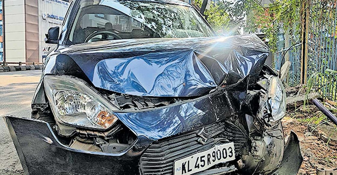 കടവന്ത്രയിൽ ചേസിങ് നടത്തി അപകടമുണ്ടാക്കിയ കാർ.  