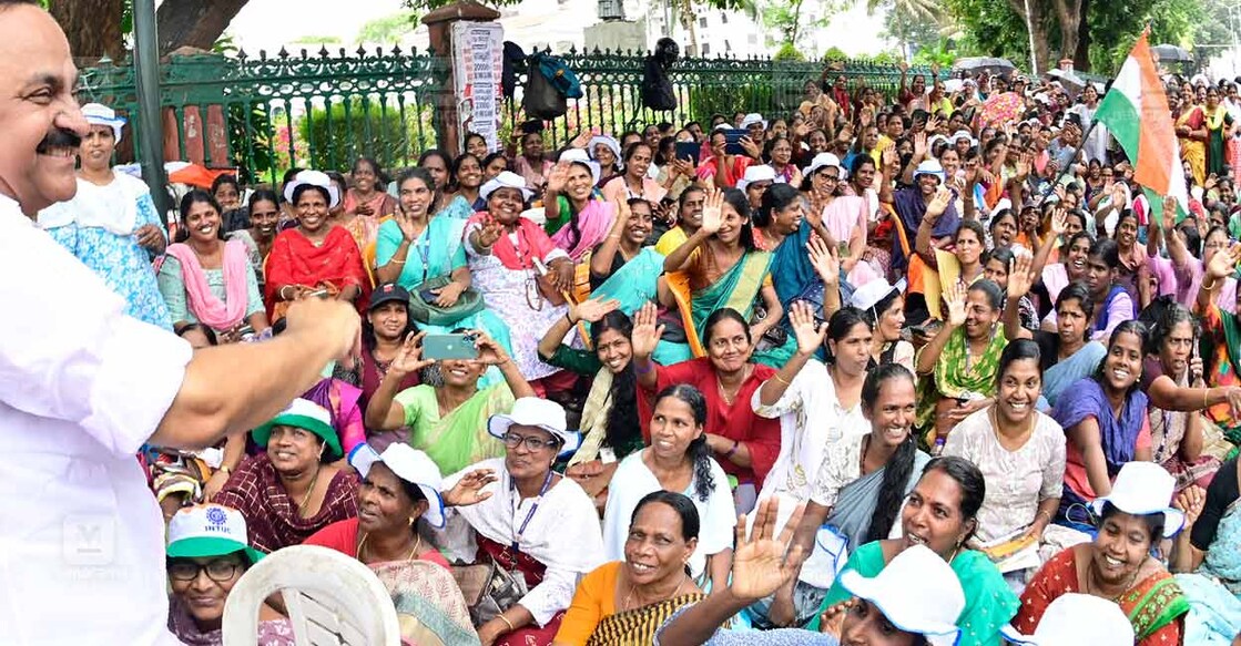 ആശാ വർക്കർമാരുടെ സമരത്തിൽ പ്രതിപക്ഷ നോതാവ് വി ഡി സതീശൻ എത്തിയപ്പോൾ (ചിത്രം : മനോരമ)