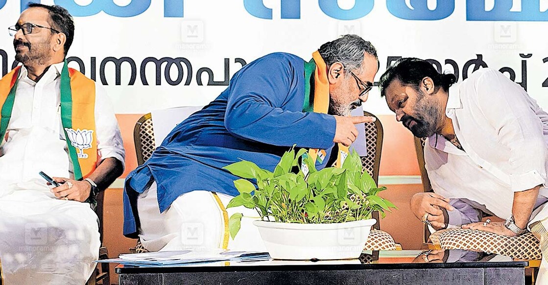 k-surendran-suresh-gopi-rajeev-chandrasekar ബിജെപി സംസ്ഥാന പ്രസിഡന്റായി തിരഞ്ഞെടുക്കപ്പെട്ട രാജീവ് ചന്ദ്രശേഖറിനു നൽകിയ സ്വീകരണ ചടങ്ങിൽ കേന്ദ്രമന്ത്രി സുരേഷ് ഗോപിയുമായി സംഭാഷണത്തിൽ.സ്ഥാനം ഒഴിഞ്ഞ ബിജെപി സംസ്ഥാന പ്രസിഡന്റ് കെ.സുരേന്ദ്രൻ സമീപം.ചിത്രം :ശ്രീലക്ഷ്മി ശിവദാസ്/ മനോരമ