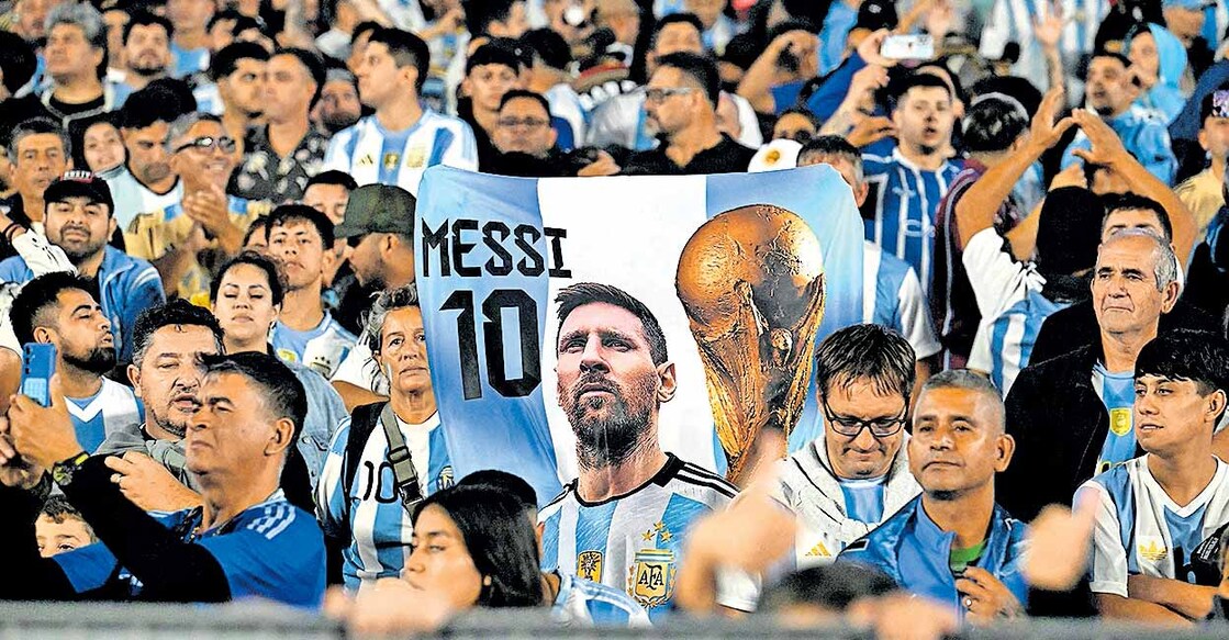 ബ്യൂനസ് ഐറിസിലെ മോണ്യുമെന്റൽ സ്റ്റേഡിയത്തിൽ അർജന്റീന – ബ്രസീൽ മത്സരത്തിനു ലയണൽ മെസ്സിയുടെ ബാനറുമായി എത്തിയവർ.