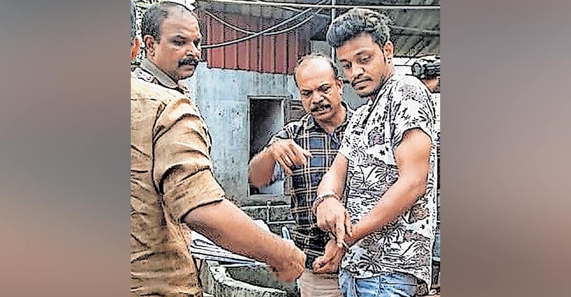 thodupuzha-quotation-murder രണ്ടാം പ്രതി ആഷിക് ജോൺസനെ (വലത്ത്) അന്വേഷണസംഘം തെളിവെടുപ്പിനെത്തിച്ചപ്പോൾ.