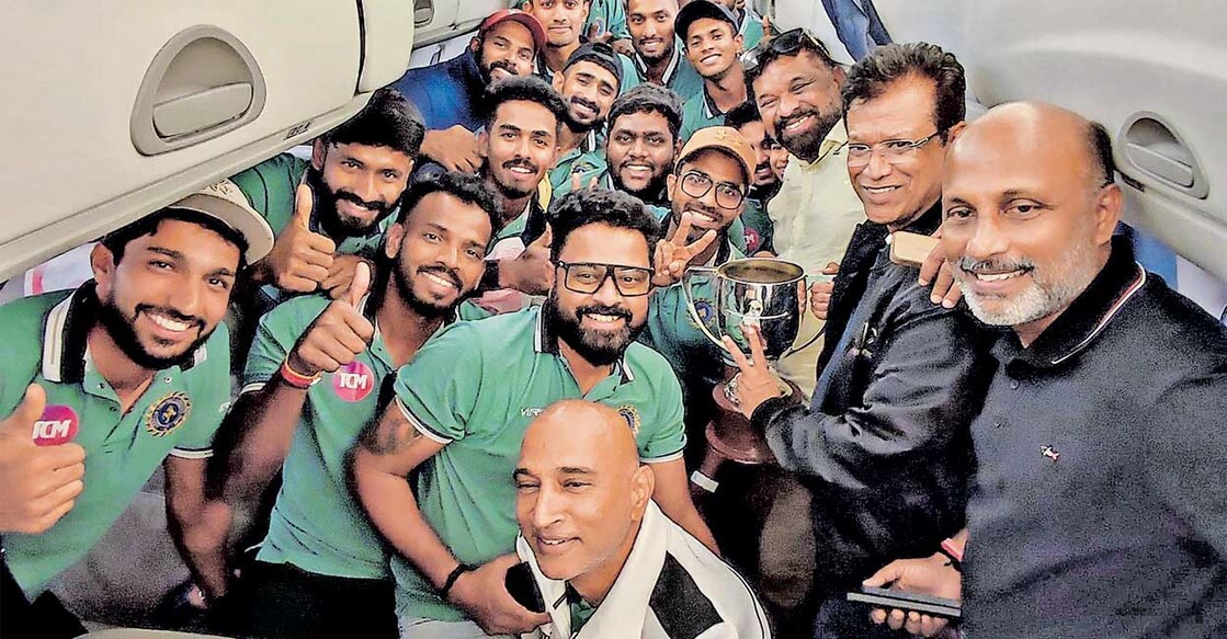 രഞ്ജി ട്രോഫി ഫൈനലിനു ശേഷം കേരള ടീം കപ്പുമായി ചാർട്ടേഡ് വിമാനത്തിൽ നാഗ്പൂരി‍ൽനിന്ന് പുറപ്പെട്ടപ്പോൾ. 