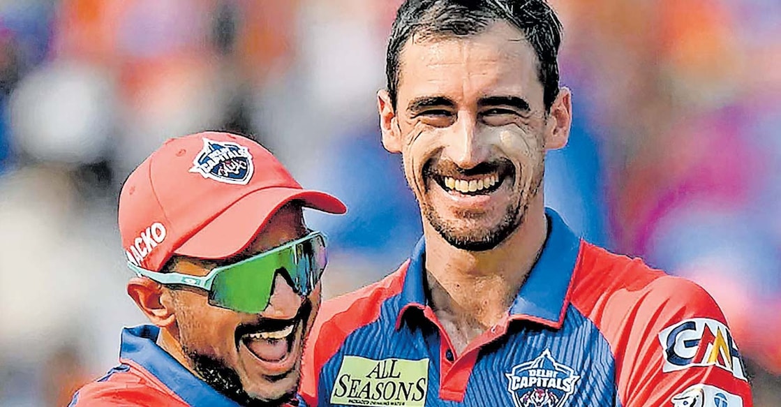 axar-patel-mitchell-starc-ipl വിക്കറ്റ് നേടിയ മിച്ചൽ സ്റ്റാർക്കിനെ (വലത്ത്) അഭിനന്ദിക്കുന്ന ക്യാപ്റ്റൻ അക്ഷർ പട്ടേൽ.