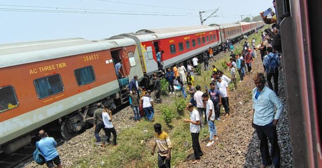 kamakhya-express കാമാഖ്യ എക്സ്പ്രസ് പാളം തെറ്റിയ സ്ഥലത്ത് രക്ഷാപ്രവർത്തനം നടത്തുന്നവർ. (Photo Arranged)