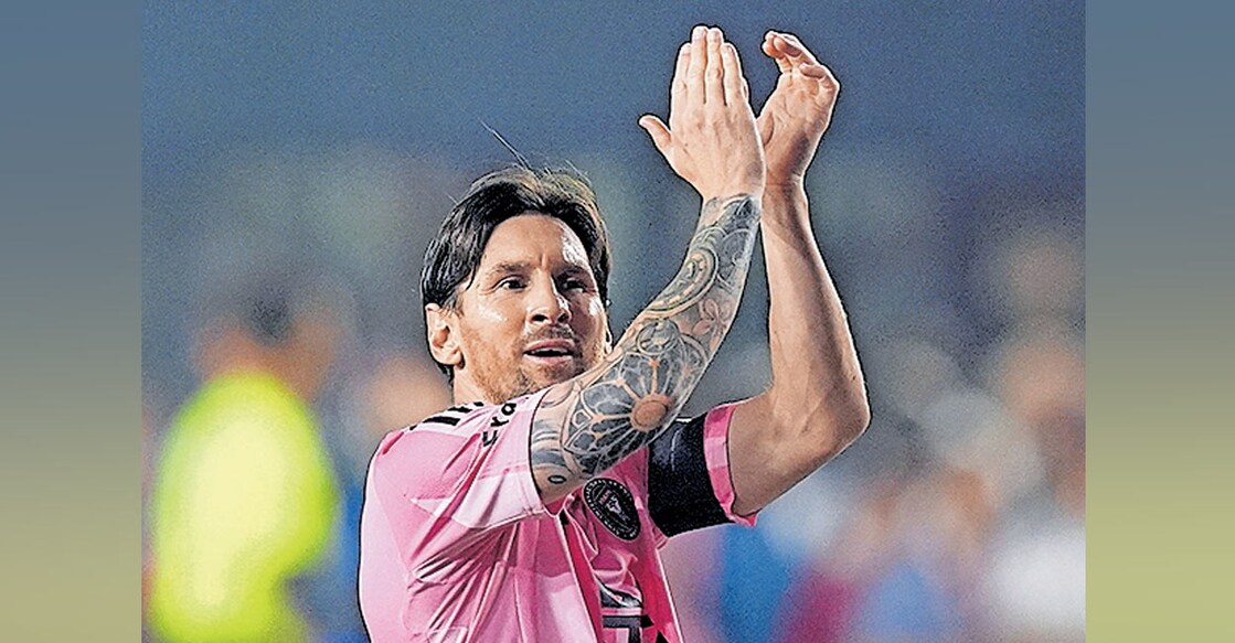 മത്സരശേഷം കാണികളെ അഭിവാദ്യം ചെയ്യുന്ന ലയണൽ മെസ്സി.