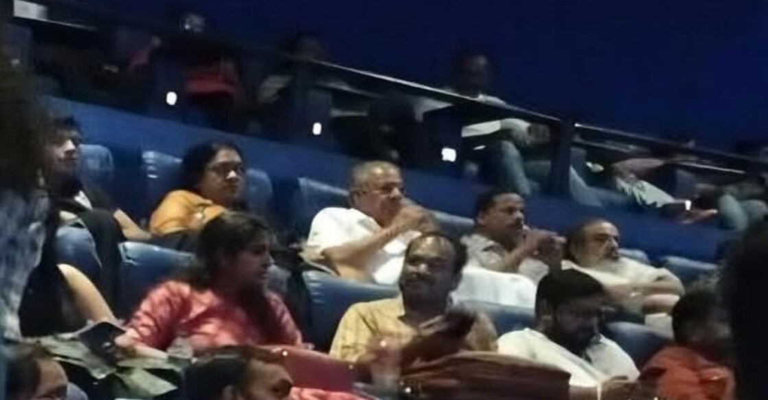 മുഖ്യമന്ത്രി പിണറായി വിജയനും കുടുംബവും ‘എമ്പുരാൻ’ കാണാൻ തിയറ്ററിൽ (ചിത്രം: Special Arrangements) 