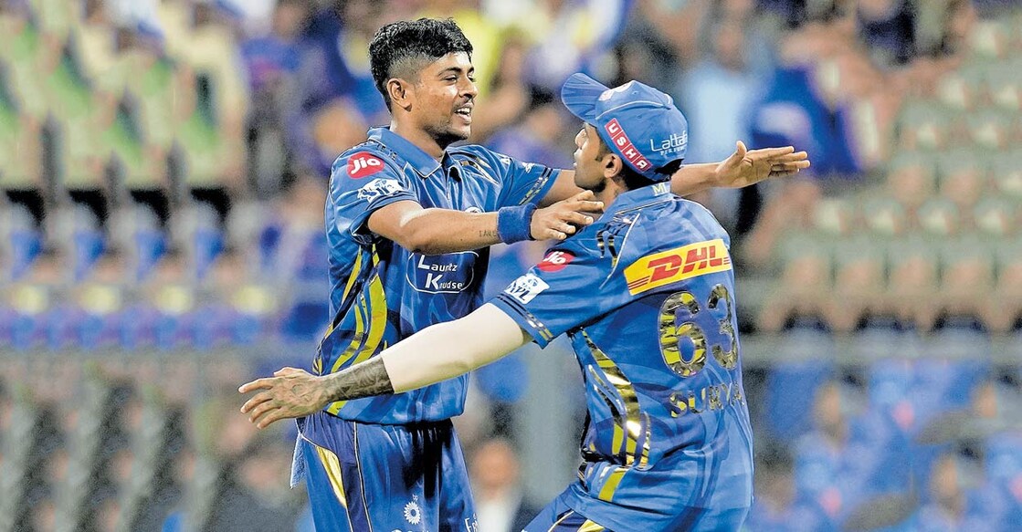 suryakumar-yadav-ashwani-kumar വിക്കറ്റ് നേടിയ അശ്വനി കുമാറിനെ (ഇടത്ത്) അഭിനന്ദിക്കുന്ന സഹതാരം സൂര്യകുമാർ യാദവ്.