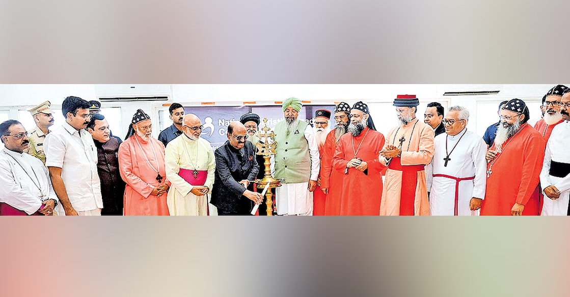 ചർച്ച് ഓഫ് ഇന്ത്യ സംഘടിപ്പിച്ച നാഷനൽ ക്രിസ്ത്യൻ ലീഡേഴ്സ് കോൺക്ലേവ് കോട്ടയം വിമലഗിരി പാസ്റ്ററൽ സെന്ററിൽ ബംഗാൾ ഗവർണർ സി.വി.ആനന്ദബോസ് ഉദ്ഘാടനം ചെയ്യുന്നു. ബിഷപ് സിൽവാൻസ് ക്രിസ്ത്യൻ, ഡോ. പ്രകാശ് പി.തോമസ്, മൗവിൻ ഗോഡിൻഹോ, തോമസ് മാർ തിമോത്തിയോസ്, മാർ റാഫേൽ തട്ടിൽ, പരിശുദ്ധ ബസേലിയോസ് മാർത്തോമ്മാ മാത്യൂസ് തൃതീയൻ കാതോലിക്കാ ബാവാ, ഇഖ്ബാൽ സിങ് ലാൽപുര, ഡോ. സാമുവൽ മാർ തെയോഫിലോസ്, സിറിൽ മാർ ബസേലിയോസ്, ക്നാനായ സമുദായ മെത്രാപ്പൊലീത്ത ആർച്ച് ബിഷപ് കുര്യാക്കോസ് മാർ സേവേറിയോസ്, മാർ ഔഗിൻ കുര്യാക്കോസ്, സസ്മിത് പത്ര എംപി, ബിഷപ് തിമോത്തി രവീന്ദർ, ഡോ. ഗീവർഗീസ് മാർ യൂലിയോസ്, ഡോ. യൂഹാനോൻ മാർ ദിയസ്കോറസ്, റവ. ടി.ഓസ്റ്റിൻ എന്നിവർ സമീപം.  