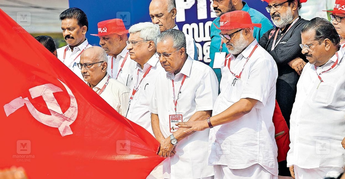 ഉലയാതെ: കൊല്ലത്ത് സിപിഎം സംസ്ഥാന സമ്മേളനത്തിൽ പ്രതിനിധി സമ്മേളനത്തിന്റെ ഭാഗമായി ഉയർത്തിയ പതാക കാറ്റിൽ പറന്നപ്പോൾ മുഖ്യമന്ത്രി പിണറായി വിജയൻ പിടിച്ചുനിർത്തുന്നു. നേതാക്കളായ കെ.രാധാകൃഷ്ണൻ, പാലോളി മുഹമ്മദ്കുട്ടി, എസ്.രാമചന്ദ്രൻപിള്ള, എളമരം കരീം, പ്രകാശ് കാരാട്ട്, മന്ത്രി പി.രാജീവ്, തോമസ് ഐസക്, എം.എ.ബേബി, ഇ.പി.ജയരാജൻ, പി.കെ.ശ്രീമതി എന്നിവർ സമീപം. ചിത്രം: അരവിന്ദ് ബാല / മനോരമ