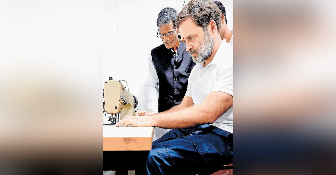 rahul-gandhi-stiching ലോക്സഭാ പ്രതിപക്ഷ നേതാവ് രാഹുൽ ഗാന്ധി മുംബൈ ധാരാവി ചേരിയിലെ തുകൽ നിർമാണ കേന്ദ്രമായ ചമാർ സ്റ്റുഡിയോയിൽ. ഏഷ്യയിലെ ഏറ്റവും വലിയ ചേരിയാണു ധാരാവി. അദാനി ഗ്രൂപ്പിന്റെ നേതൃത്വത്തിൽ ചേരി പുനർനിർമാണം പൂർത്തിയാകുന്നതോടെ ജോലി നഷ്ടപ്പെടുമെന്ന ഭീതിയിലായ തുകൽ ഉൽപന്നങ്ങൾ നിർമിക്കുന്ന തൊഴിലാളികളുമായി അദ്ദേഹം കൂടിക്കാഴ്ച നടത്തി.