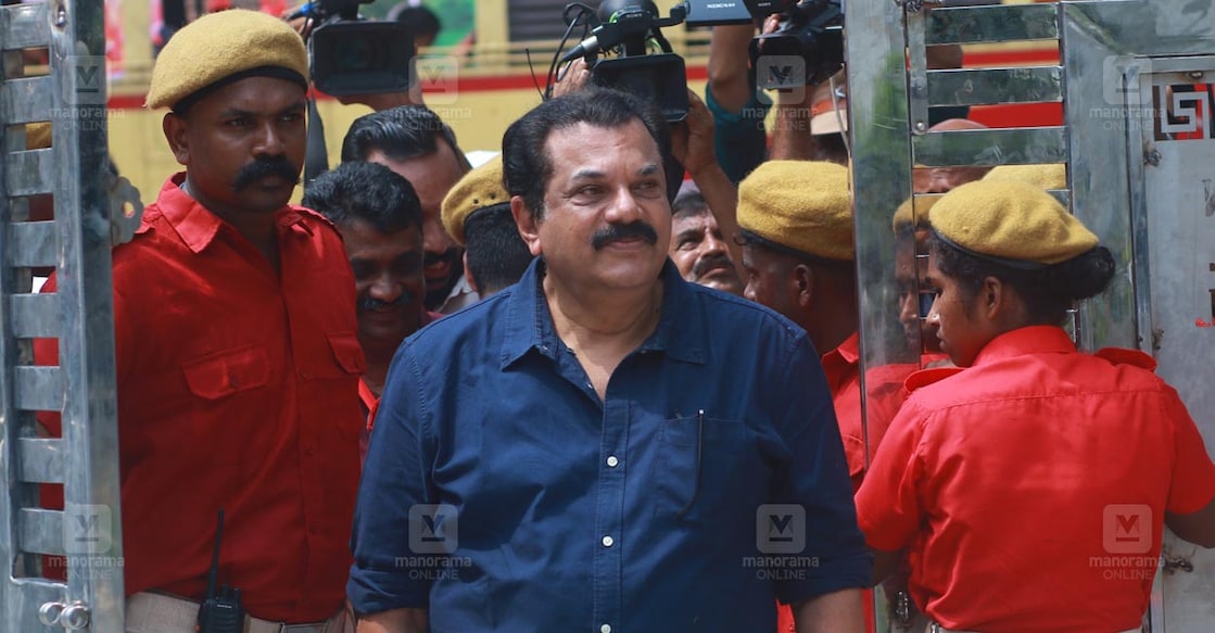 mukesh സി.പി.എം സംസ്ഥാന സമ്മേളനത്തിൽ പങ്കെടുക്കാനെത്തിയ മുകേഷ് എം.എൽ.എ (ചിത്രം അരവിന്ദ് ബാല മനോരമ)