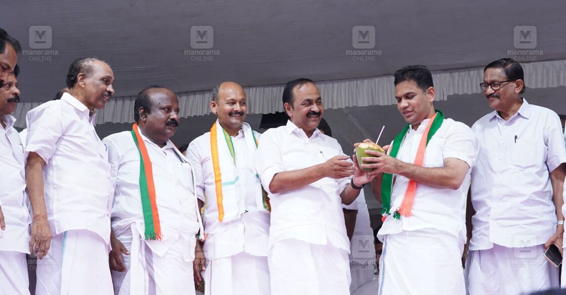 സമരം അവസാനിപ്പിക്കുന്നതിന്റെ ഭാഗമായി ഹൈബി ഈഡന് ഇളനീർ നൽകുന്ന പ്രതിപക്ഷ നേതാവ് വി.ഡ‍ി.സതീശൻ (Photo : Special Arrangement)