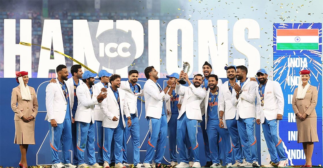 team-india-with-trophy
