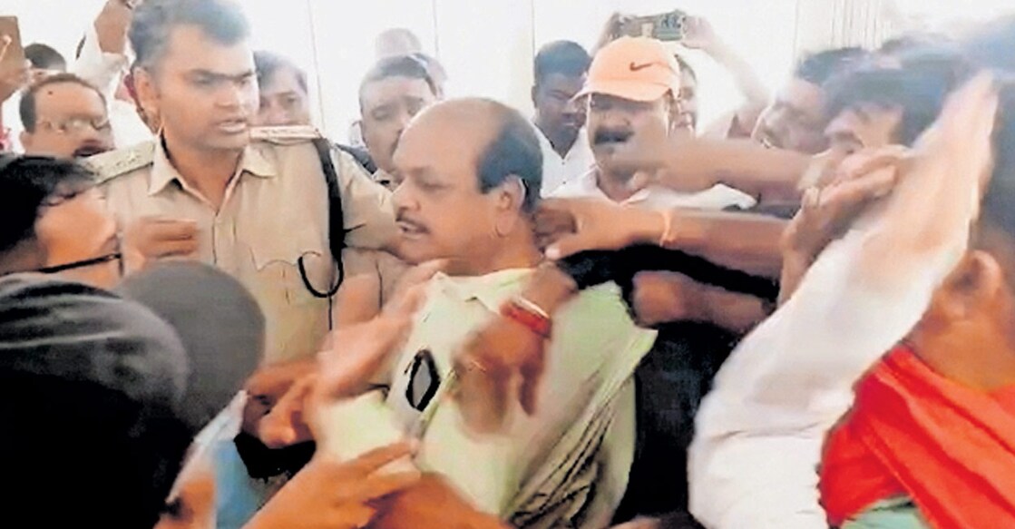 ജബൽപുരിൽ ഫാ. ഡേവിസ് ജോർജ്, ഫാ. ജോർജ് തോമസ് എന്നിവരെ ബജ്‌റങ്ദൾ പ്രവർത്തകർ കയ്യേറ്റം ചെയ്യുന്നു.   