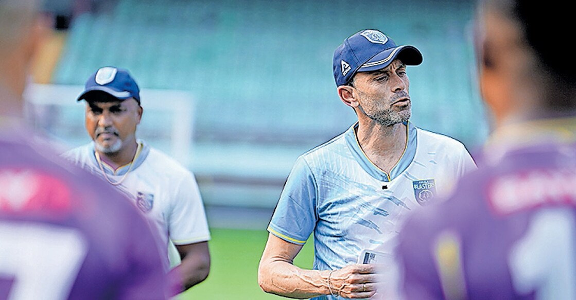 കേരള ബ്ലാസ്റ്റേഴ്സിന്റെ പുതിയ കോച്ച് ദവീദ് കറ്റാല ടീമിനൊപ്പം ചേർന്നപ്പോൾ.