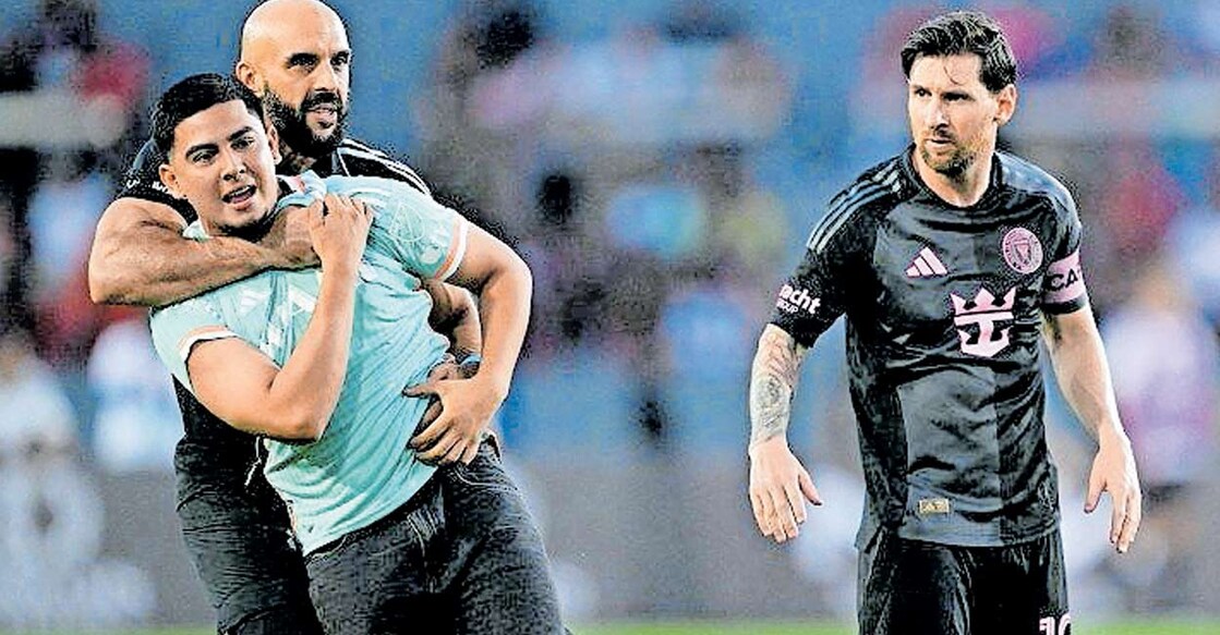 മത്സരത്തിനിടെ ഗ്രൗണ്ടിൽ അതിക്രമിച്ചു കടന്ന് ലയണൽ മെസ്സിയുടെ അരികിലെത്തിയ ആരാധകനെ പിടികൂടുന്ന യാസീൻ ചൂക്കോവ്. (ഫയൽ ചിത്രം).