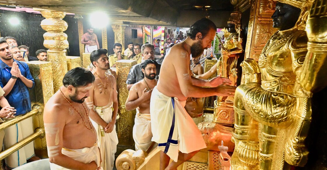 ത്സവത്തിനും വിഷുവിനുമായി ശബരിമല സന്നിധാനത്ത് മേൽശാന്തി എസ്. അരുൺ കുമാർ നമ്പൂതിരി നടതുറക്കുന്നു. തന്ത്രിമാരായ കണ്ഠര് രാജീവര്, കണ്ഠര് ബ്രഹ്മദത്തൻ എന്നിവർ സമീപം. (ചിത്രം:ഹരിലാൽ/മനോരമ)