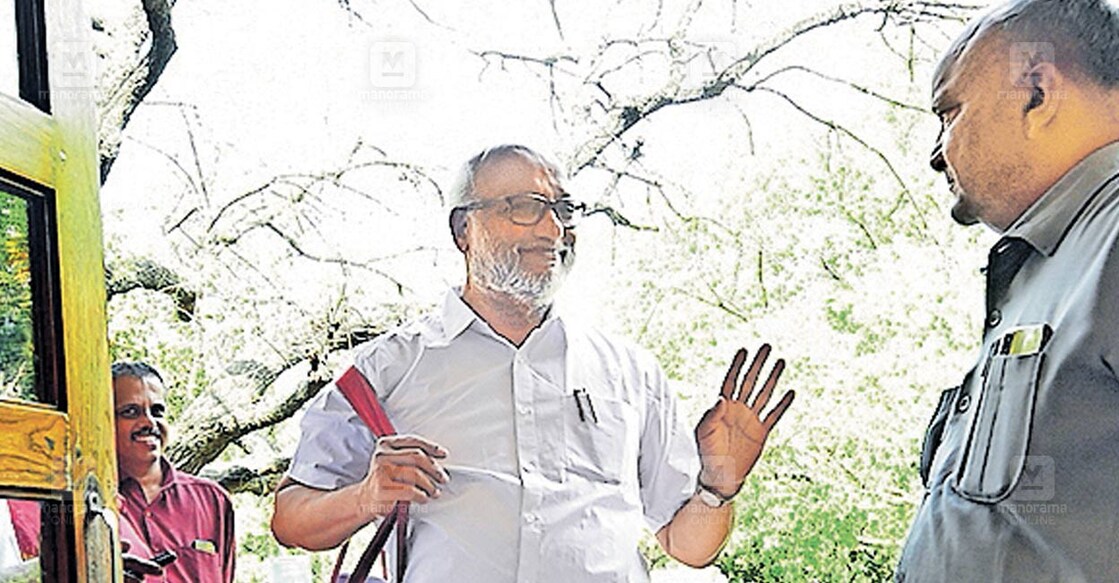 ma-baby-in-delhi വാതിൽ തുറന്ന്... സിപിഎം ജനറൽ സെക്രട്ടറിയായി ചുമതലയേൽക്കാൻ ഡൽഹി എകെജി ഭവനിലെത്തുന്ന എം.എ.ബേബി. ചിത്രം: മനോരമ