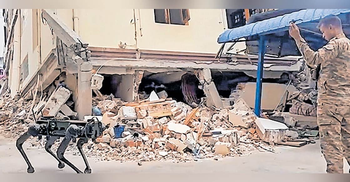 myanmar-attack-searching-with-robot മ്യാൻമറിൽ ഭൂകമ്പത്തിൽ തകർന്ന കെട്ടിടങ്ങൾക്കിടയിൽ റോബട് ഉപയോഗിച്ചു തിരച്ചിൽ നടത്തുന്ന സൈനികൻ.