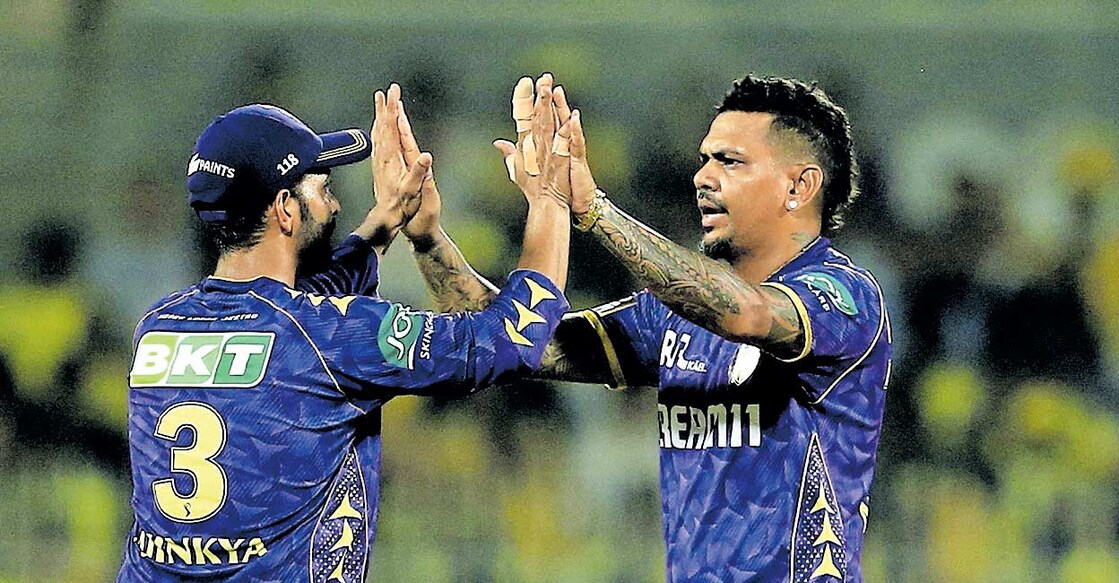 ചെന്നൈ താരം രാഹുൽ ത്രിപാഠിയെ (ചിത്രത്തിലില്ല) പുറത്താക്കിയ സുനിൽ നരെയ്നെ (വലത്ത്) അഭിനന്ദിക്കുന്ന കൊൽക്കത്ത ക്യാപ്റ്റൻ അജിൻക്യ രഹാനെ.