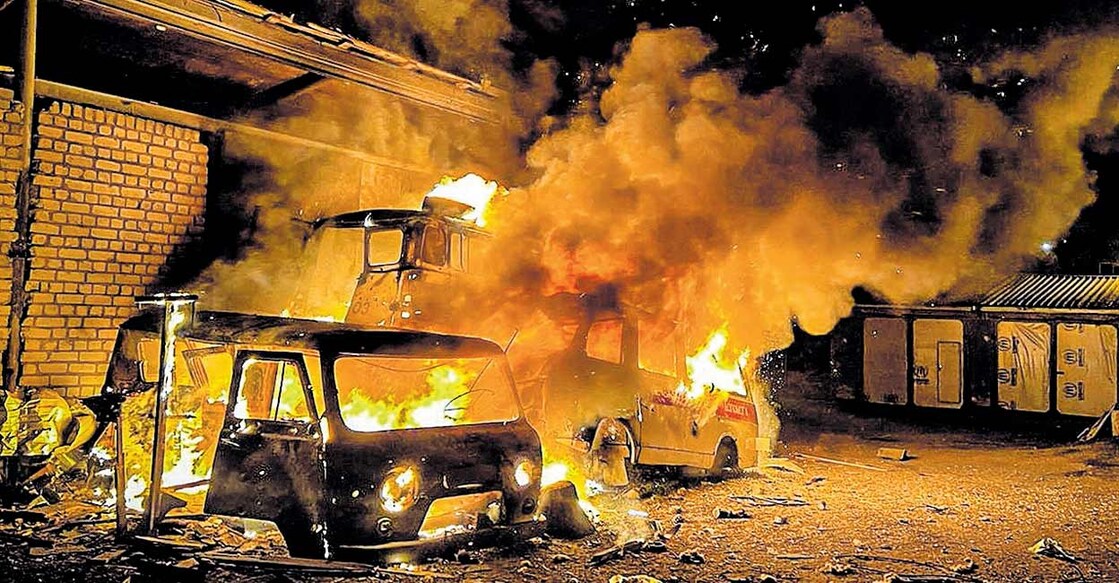 russia-attack-ukrain യുക്രെയ്നിലെ ഹർകീവ് പ്രവിശ്യയിലെ കുപിയാൻസ്കിൽ റഷ്യൻ വ്യോമാക്രമണത്തിൽ ആശുപത്രി വാഹനങ്ങൾക്കു തീപിടിച്ചപ്പോൾ. ചിത്രം: റോയിട്ടേഴ്സ്