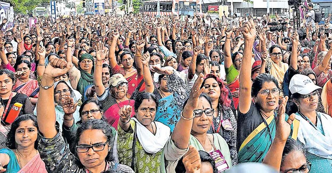 കൈത്താങ്ങായി... ഓണറേറിയം വർധന, വിരമിക്കൽ ആനുകൂല്യമായി 5 ലക്ഷം രൂപ തുടങ്ങിയ ആവശ്യങ്ങളുന്നയിച്ച് കേരള ആശാ ഹെൽത്ത് വർക്കേഴ്സ് അസോസിയേഷന്റെ നേതൃത്വത്തിൽ നടത്തുന്ന രാപകൽ സമരത്തിന് ഐക്യദാർഢ്യം പ്രഖ്യാപിച്ച് സെക്രട്ടേറിയറ്റിനു മുന്നിൽ നടത്തിയ പൗരസാഗരം. ചിത്രം: ശ്രീലക്ഷ്മി ശിവദാസ്/ മനോരമ  