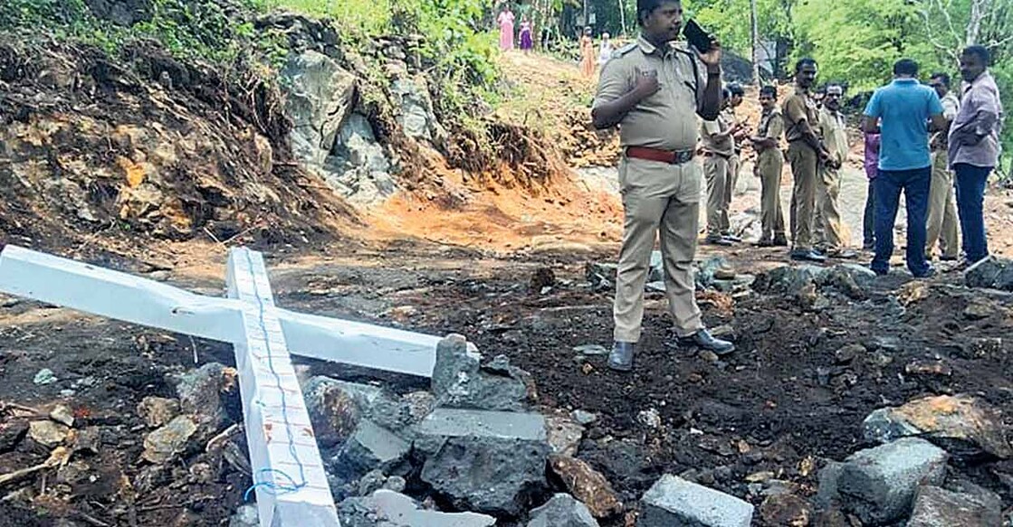 തൊമ്മൻകുത്ത് സെന്റ് തോമസ് പള്ളി നാരങ്ങാനത്തു സ്ഥാപിച്ച കുരിശ് വനംവകുപ്പ് ഉദ്യോഗസ്ഥർ പിഴുതു മാറ്റിയപ്പോൾ.  