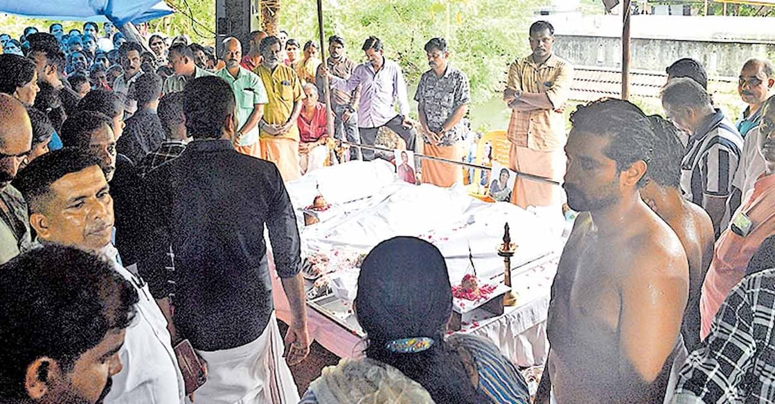 ശ്രീജ,  ഭർത്താവ് സത്യപാലൻ, മകൾ അഞ്ജലി എന്നിവരുടെ മൃതദേഹങ്ങൾ എരുമേലി ശ്രീനിപുരത്തുള്ള കുടുംബവീട്ടിൽ പൊതുദർശനത്തിന് എത്തിച്ചപ്പോൾ.  