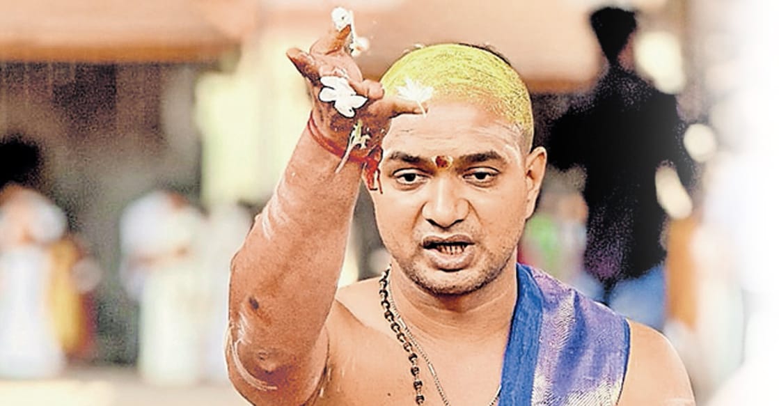 nithyananda-adiga01 നിത്യാനന്ദ അഡിഗ മൂകാംബിക ക്ഷേത്രത്തിലെ ചടങ്ങിനിടെ