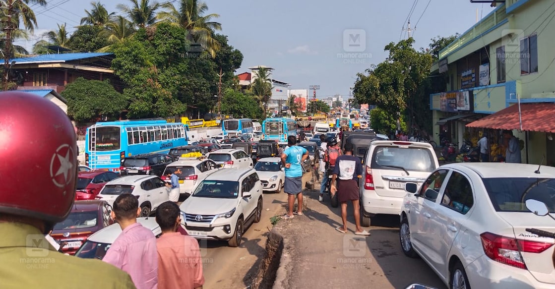 thrissur-traffic-jam തൃശൂരിലെ ഗതാഗതക്കുരുക്കിൽ കാത്തുകിടക്കുന്ന വാഹനങ്ങൾ. (ചിത്രം∙മനോരമ)